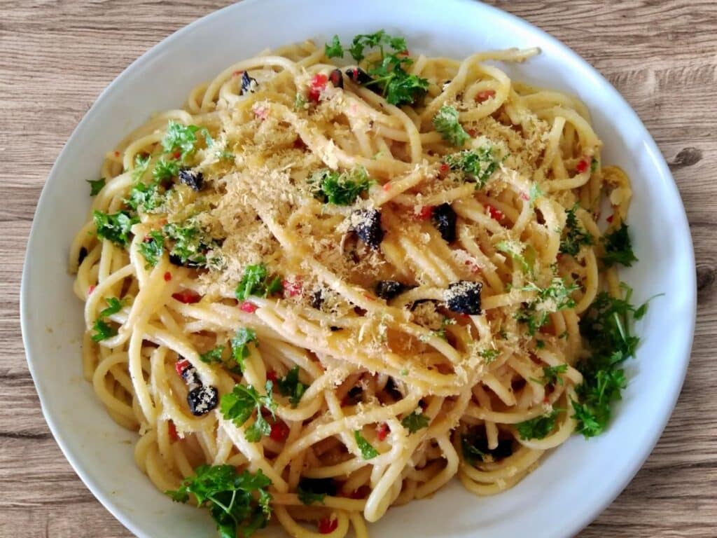 black garlic vegan aglio e olio pasta